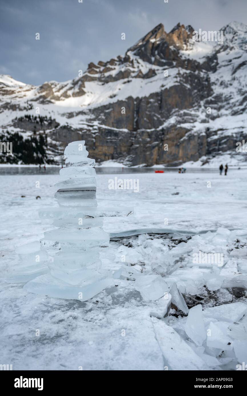 La figure de iceblocks congelés sur l'Oeschinensee près de Kandersteg, dans les Alpes Suisses Banque D'Images