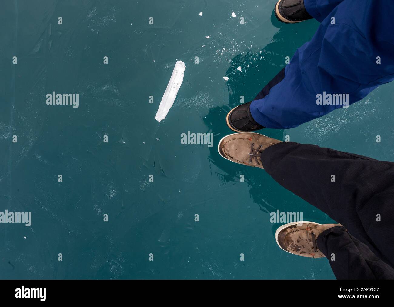 Wintershoes debout sur la glace du lac noir gelé dans les Alpes Bernoises l'Oeschinensee Banque D'Images