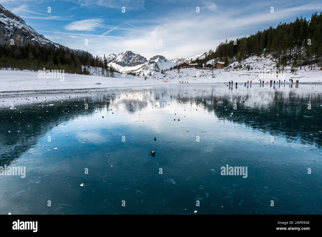 Reflets de la montagne sur le lac gelé près de l'Oeschinensee Kandersteg, dans les Alpes Suisses Banque D'Images