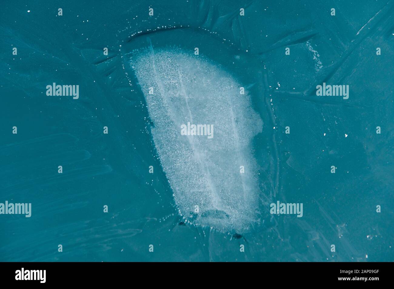 La paix de la glace sur la glace noire d'un lac gelé Banque D'Images