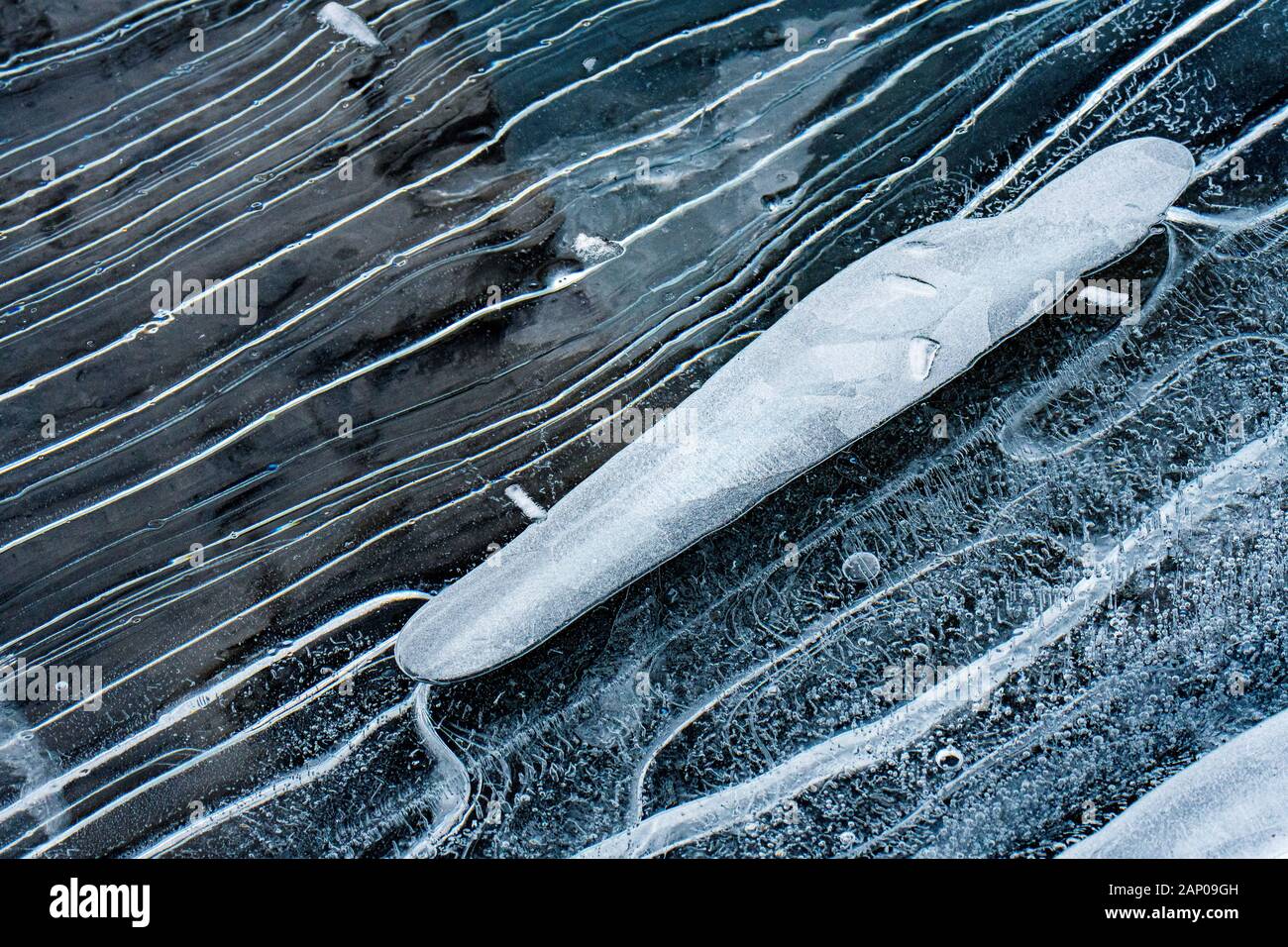 Structure avec de belles lignes et de bulles sur lac gelé l'Oeschinensee dans les Alpes Suisses Banque D'Images