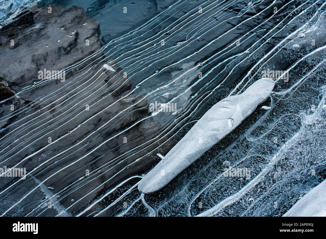 Structure avec de belles lignes et de bulles sur lac gelé l'Oeschinensee dans les Alpes Suisses Banque D'Images