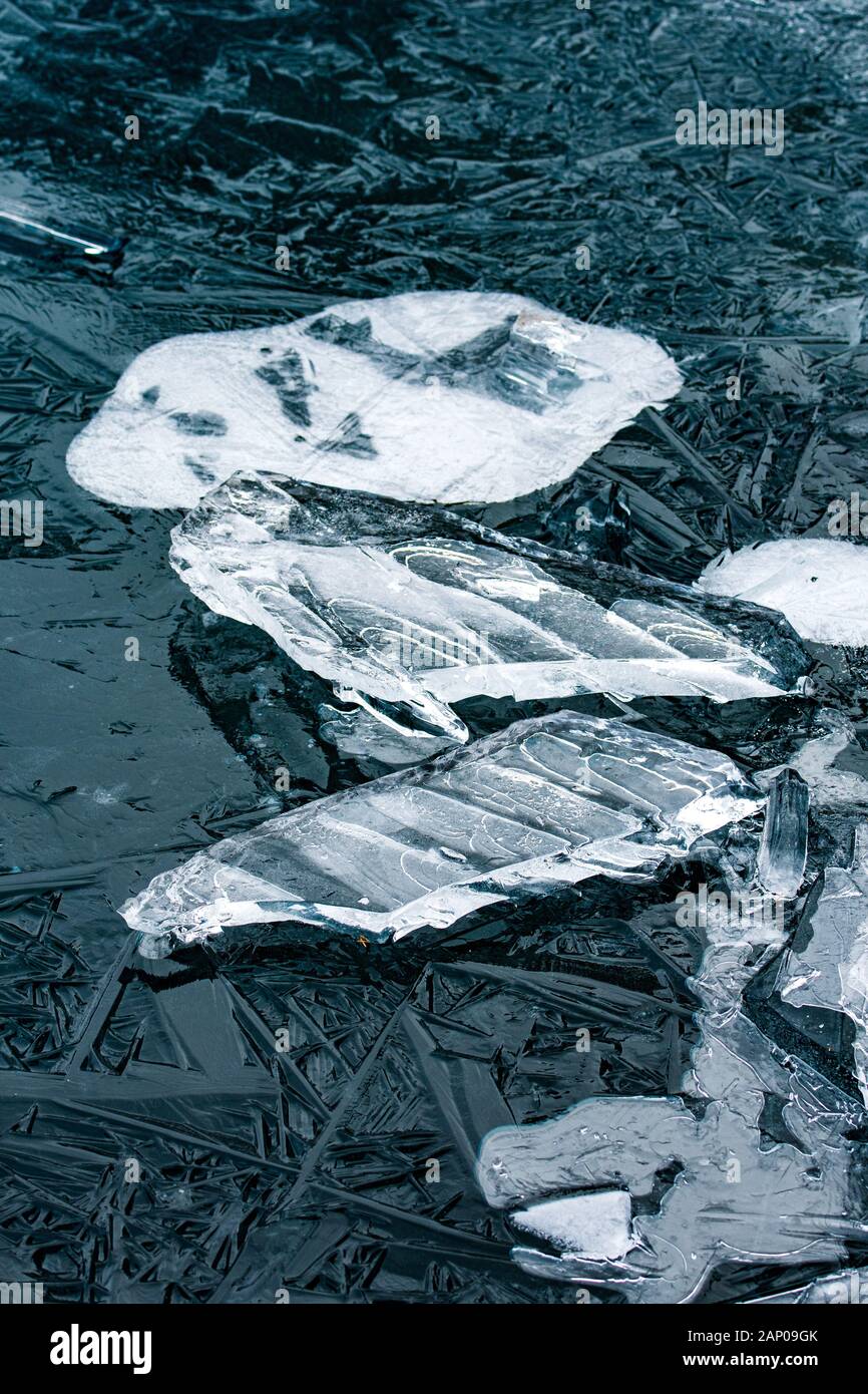 Effacer des blocs de glace sur le lac gelé l'Oeschinensee dans les Alpes Suisses Banque D'Images
