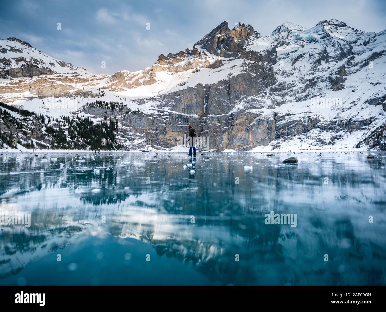 Girl in winter outfit sur lac gelé l'Oeschinensee Banque D'Images