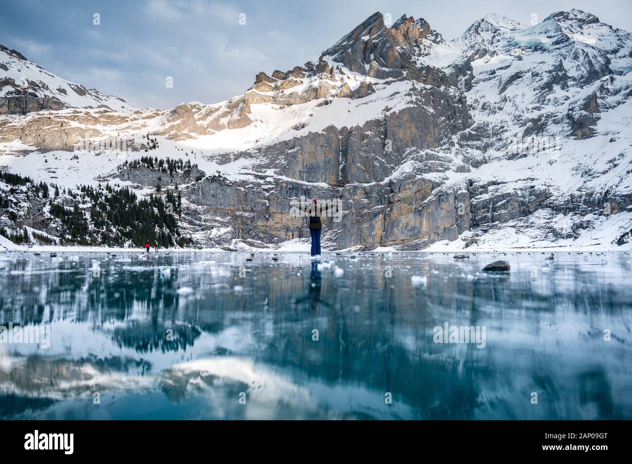 Girl in winter outfit sur lac gelé l'Oeschinensee Banque D'Images