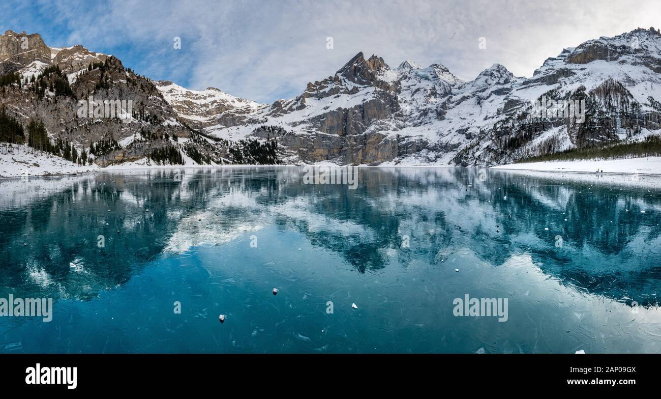 Panorama du lac gelé près de l'Oeschinensee Kandersteg sur une belle journée d'hiver Banque D'Images