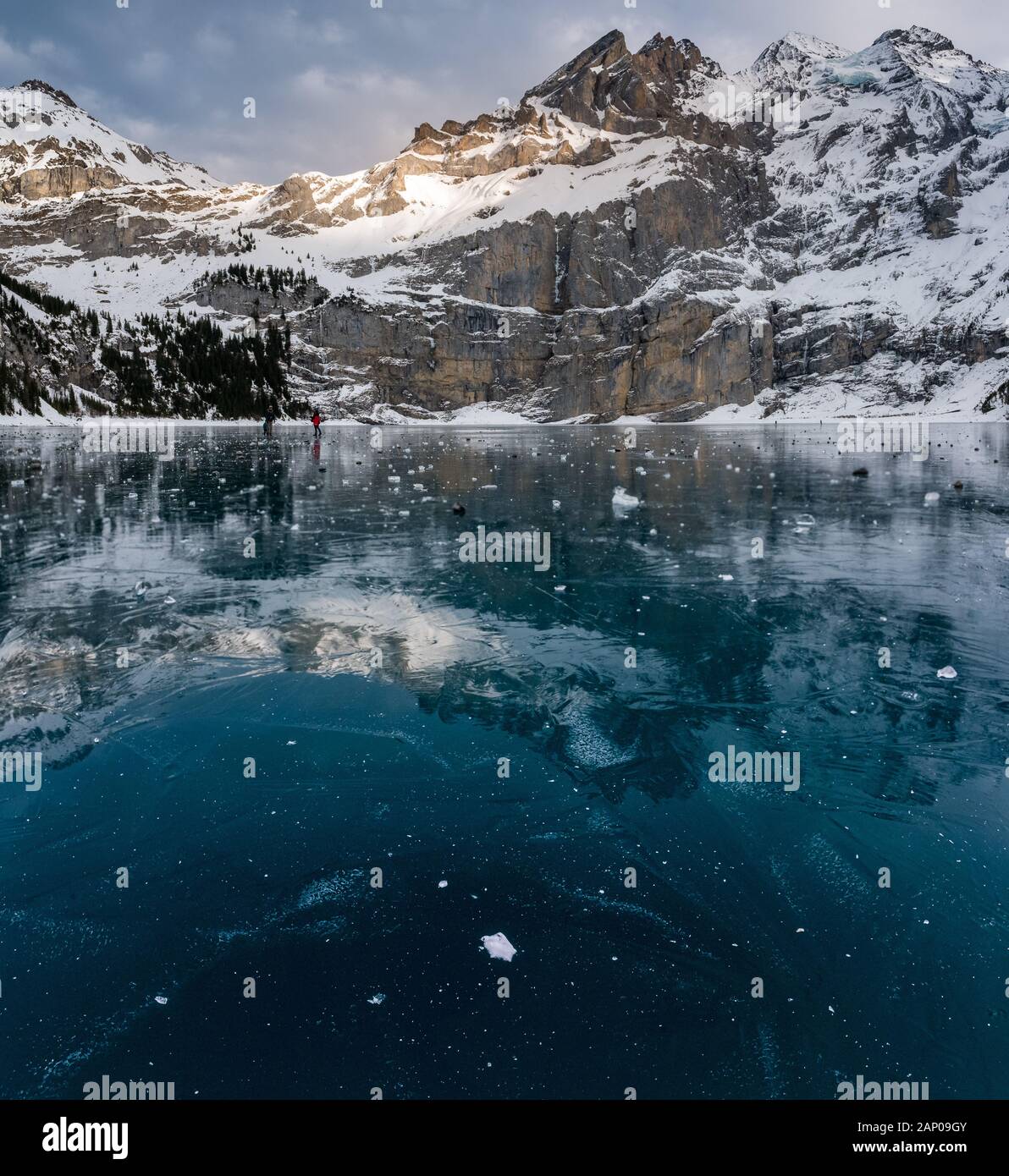 L'Oeschinensee gelé près de Kandersteg, dans les Alpes Suisses Banque D'Images