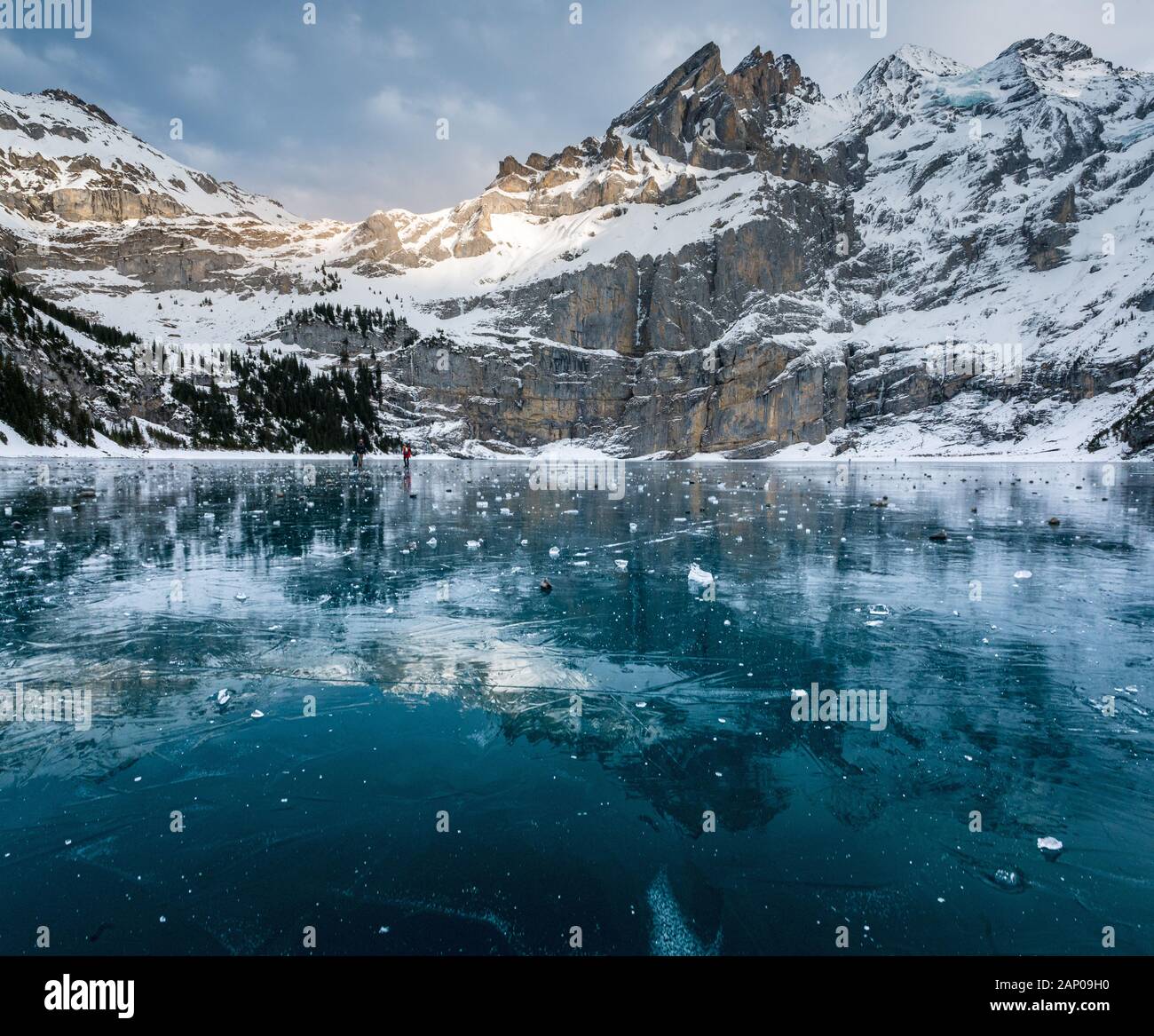 L'Oeschinensee gelé près de Kandersteg, dans les Alpes Suisses Banque D'Images