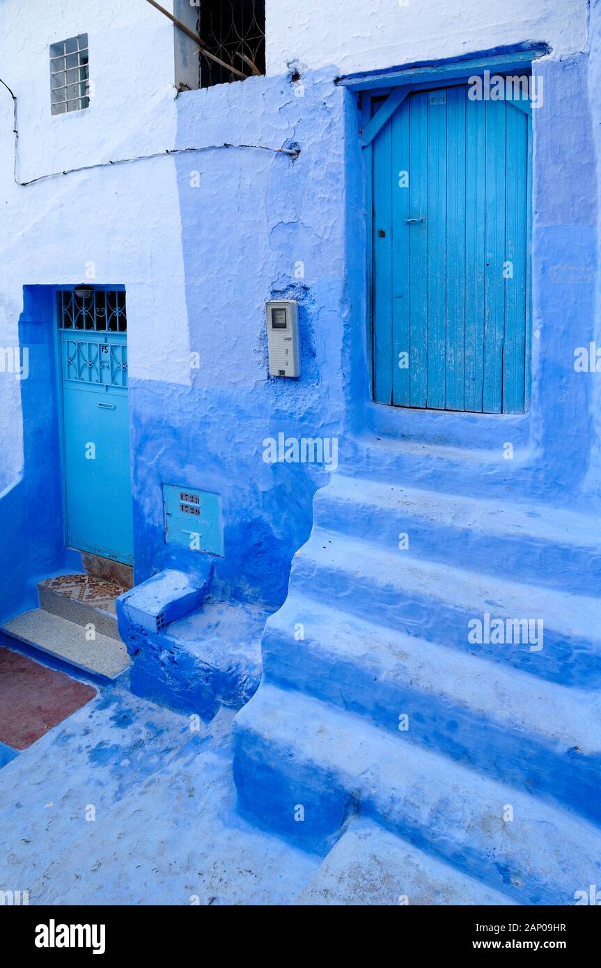 L'architecture traditionnelle, Blue-Painted portes bleues et marches à Chefchaouen ou Chaouen Maroc Banque D'Images