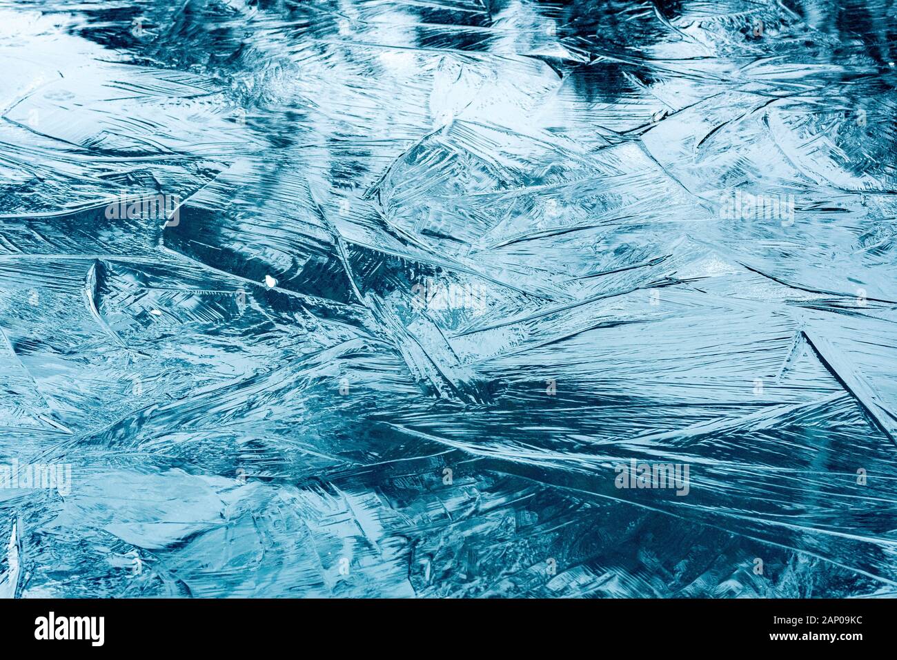 Réflexions sur la structure de la glace d'un lac gelé Banque D'Images