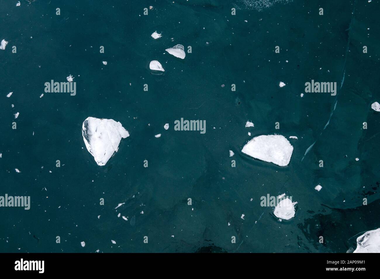 La glace noire du lac Oeschinensee près de Kandersteg Banque D'Images