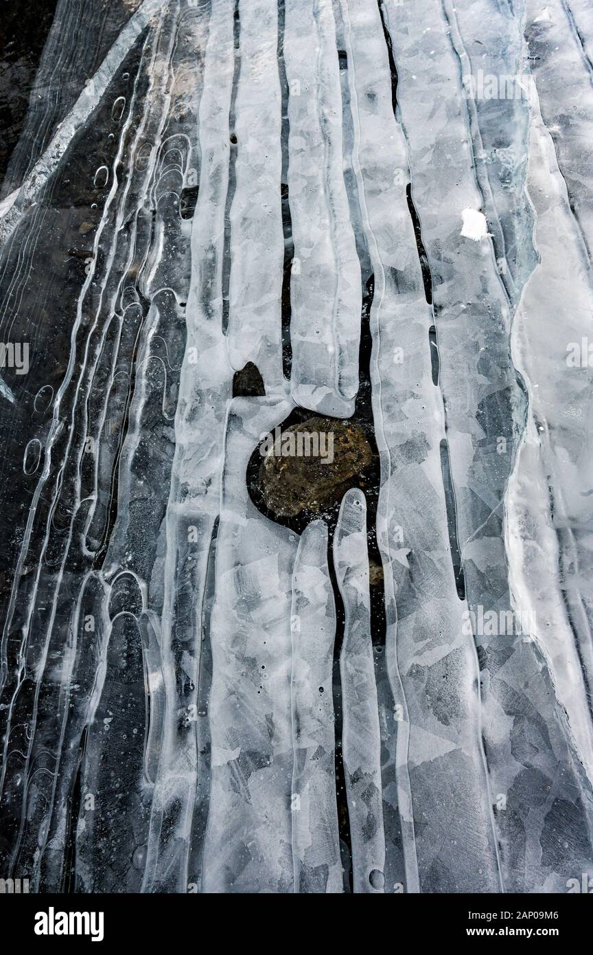 Structure avec de belles lignes et de bulles sur lac gelé l'Oeschinensee dans les Alpes Suisses Banque D'Images