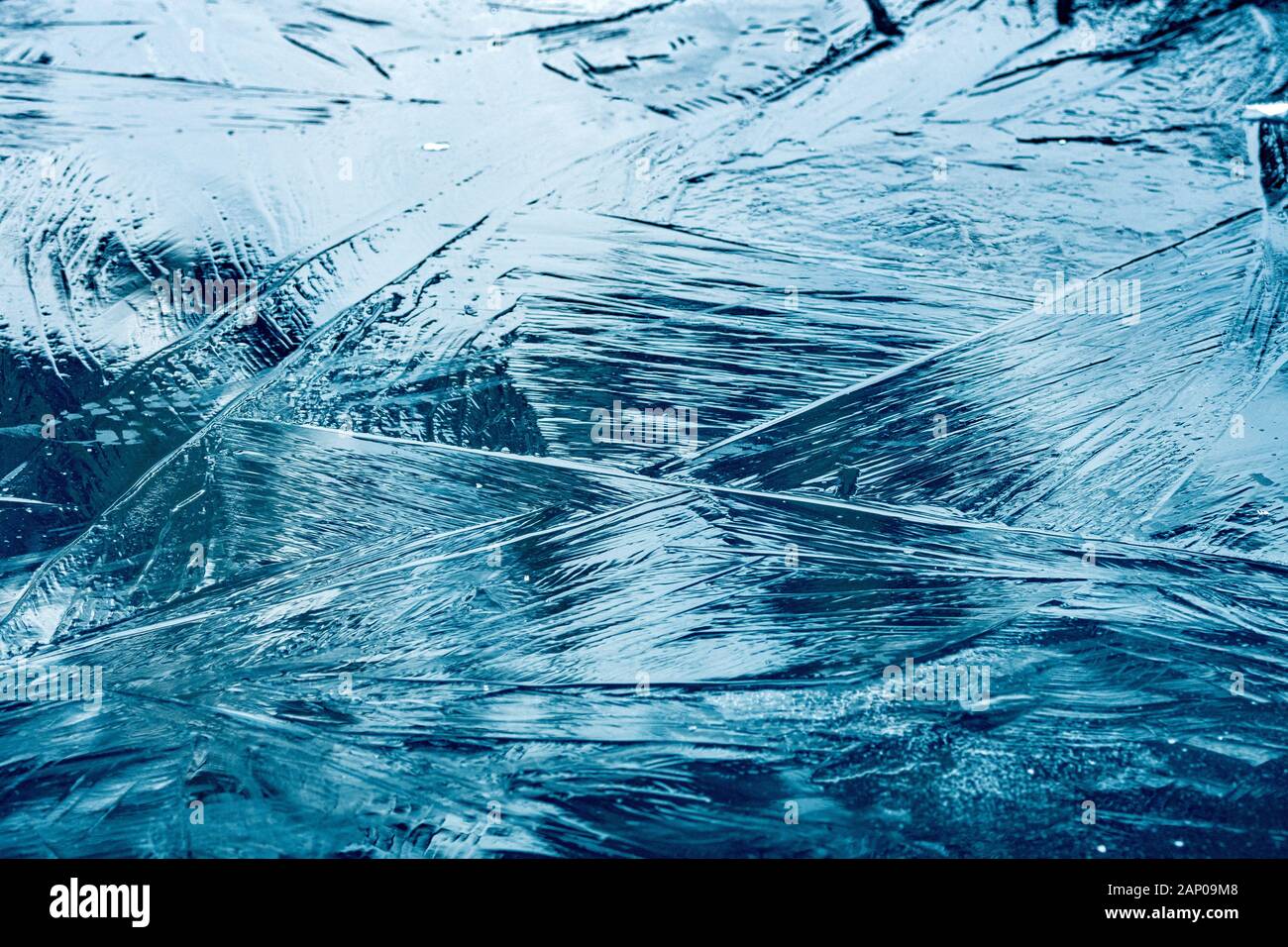 Réflexions sur la structure de la glace d'un lac gelé Banque D'Images