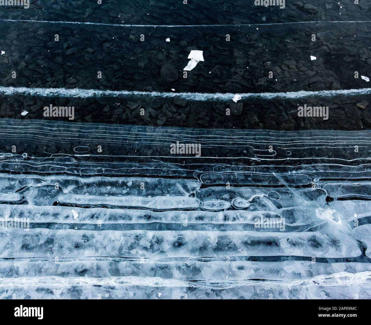 Structure avec de belles lignes et de bulles sur lac gelé l'Oeschinensee dans les Alpes Suisses Banque D'Images