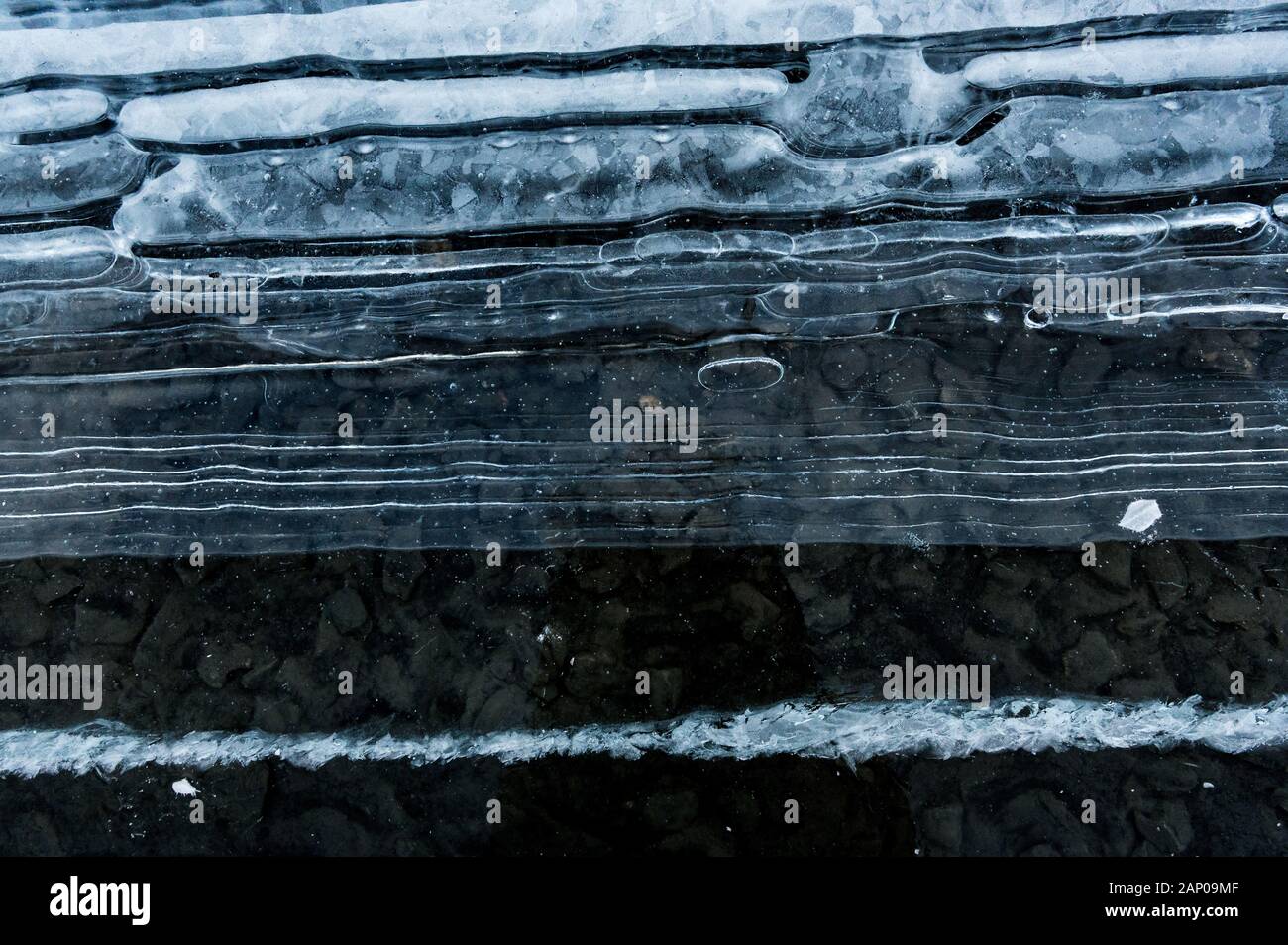 Structure avec de belles lignes et de bulles sur lac gelé l'Oeschinensee dans les Alpes Suisses Banque D'Images