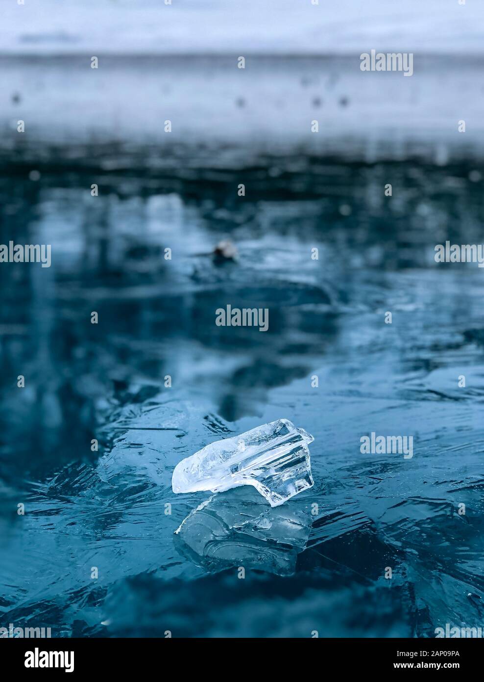 Des morceaux de glace sur le lac gelé dans les Alpes Bernoises l'Oeschinensee Banque D'Images