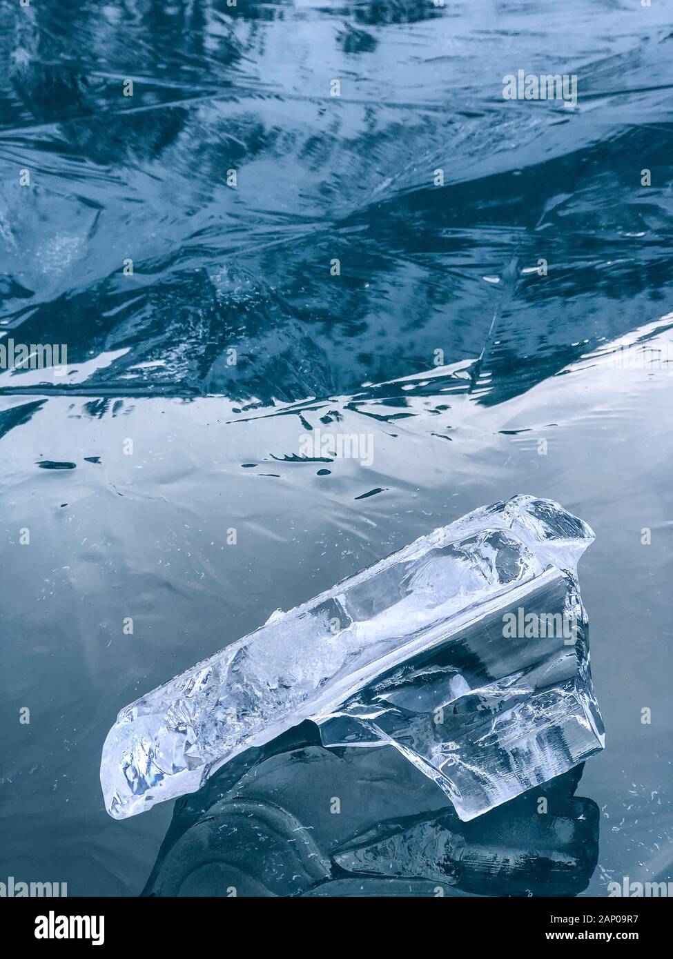 Beau glaçon glace noire sur le lac gelé de l'Oeschinensee dans les Alpes Bernoises Banque D'Images