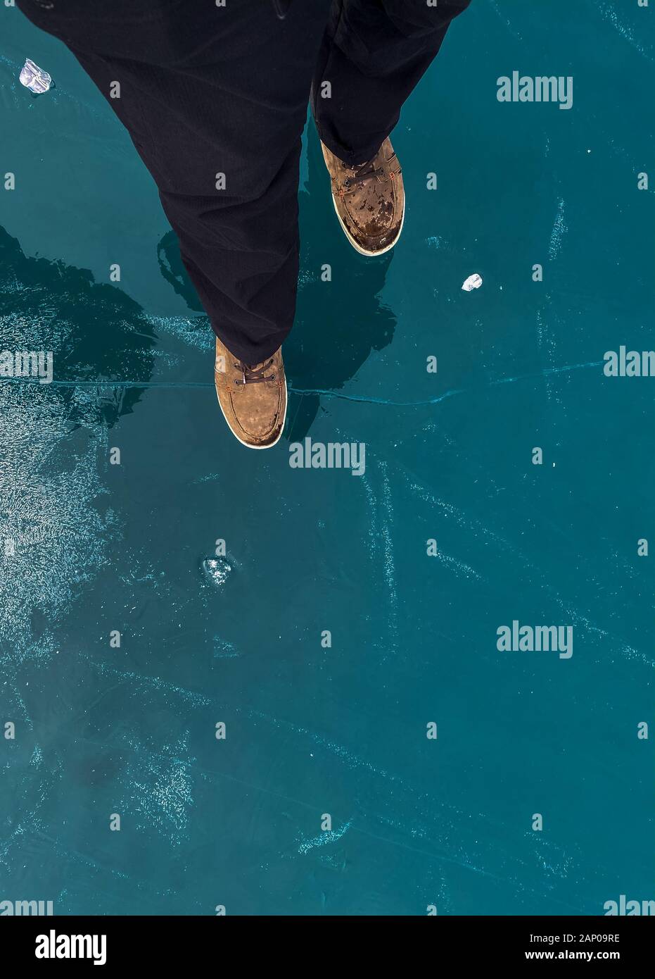 Marcher sur la glace noire du lac Oeschinensee près de Kandersteg Banque D'Images