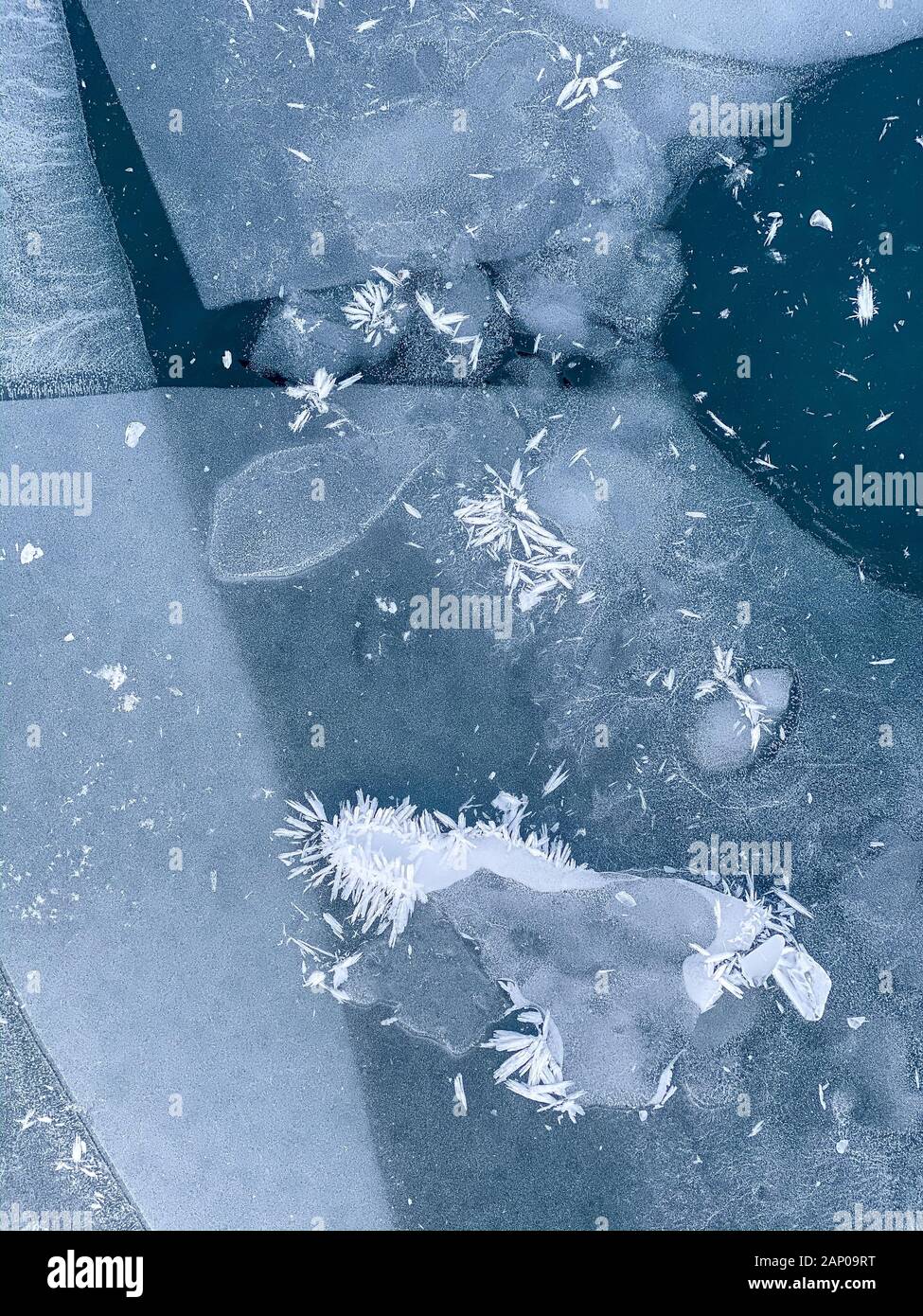Lac gelé l'Oeschinensee avec plaques de glace et la glace noire Banque D'Images
