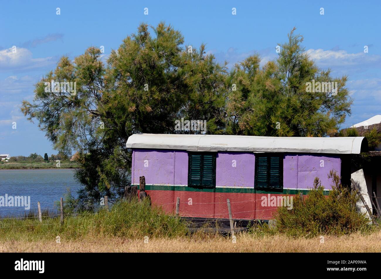 Ancien, Vintage ou rétro caravane sur le bord du lac ou lac près de Saintes Maries-de-la-Mer Camargue Provence France Banque D'Images