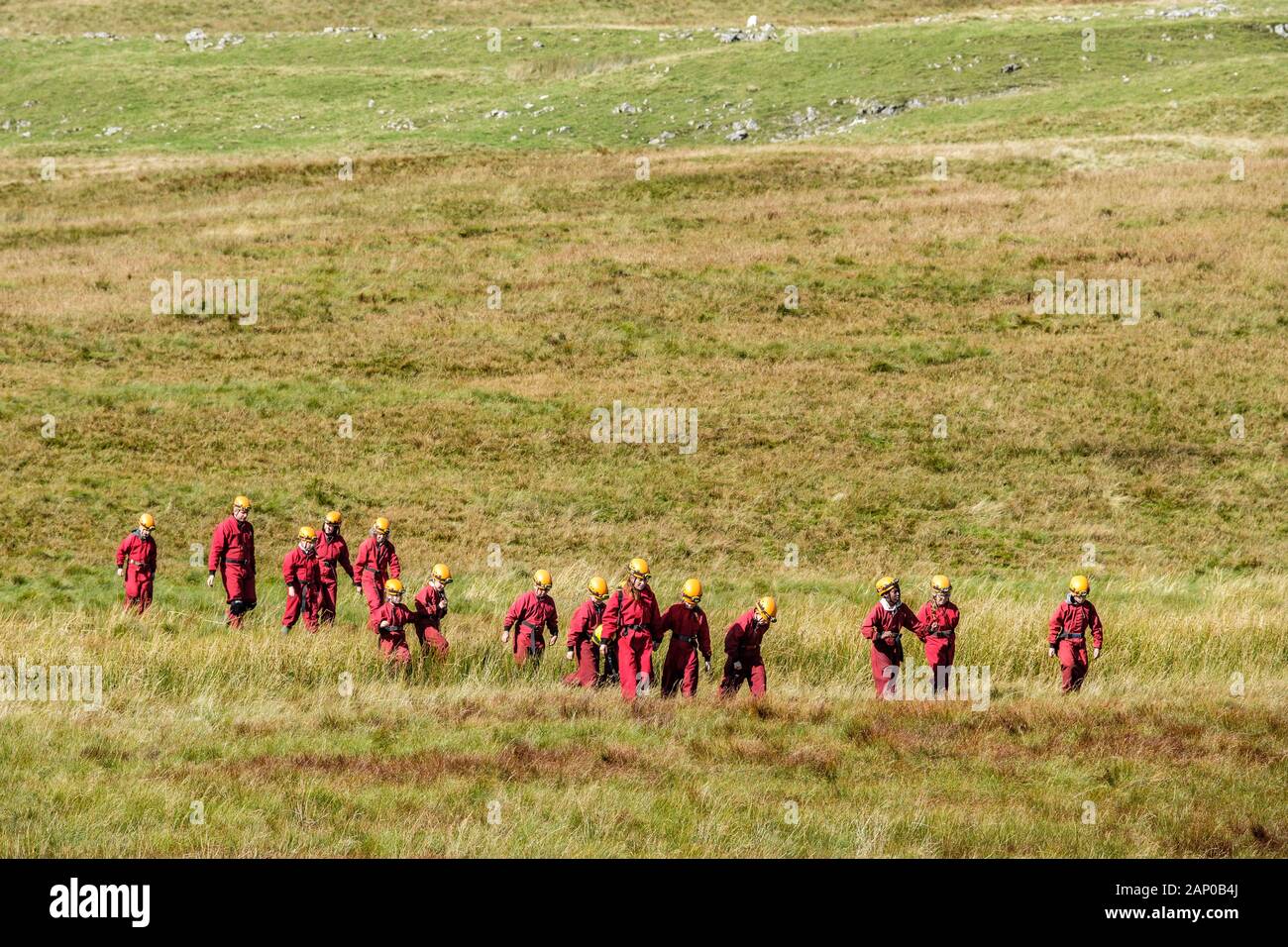 Les enfants de l'école et leurs guides retour d'explorer une caverne à Ribblehead. Banque D'Images