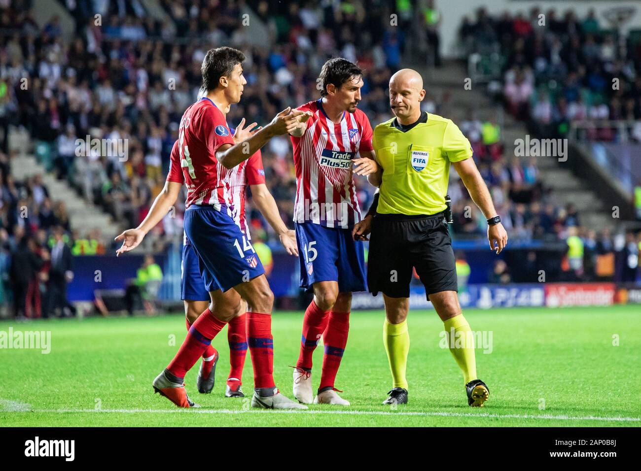 Rodri (L) et Stefan Savic (C) de l'Atletico Madrid parler avec l'arbitre Szymon Marciniak (R) au cours de la Super Coupe de l'UEFA 2018 entre le Real Madrid et l'Atletico Madrid lors d'une le coq arena à Tallinn.(score final ; 2:4 Real Madrid Atletico Madrid) Banque D'Images