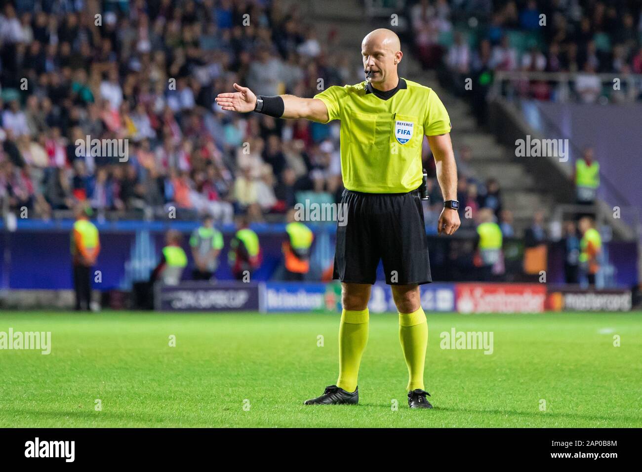 Szymon arbitre Marciniak vu en action lors de la Super Coupe de l'UEFA 2018 entre le Real Madrid et l'Atletico Madrid lors d'une le coq arena à Tallinn.(score final ; 2:4 Real Madrid Atletico Madrid) Banque D'Images