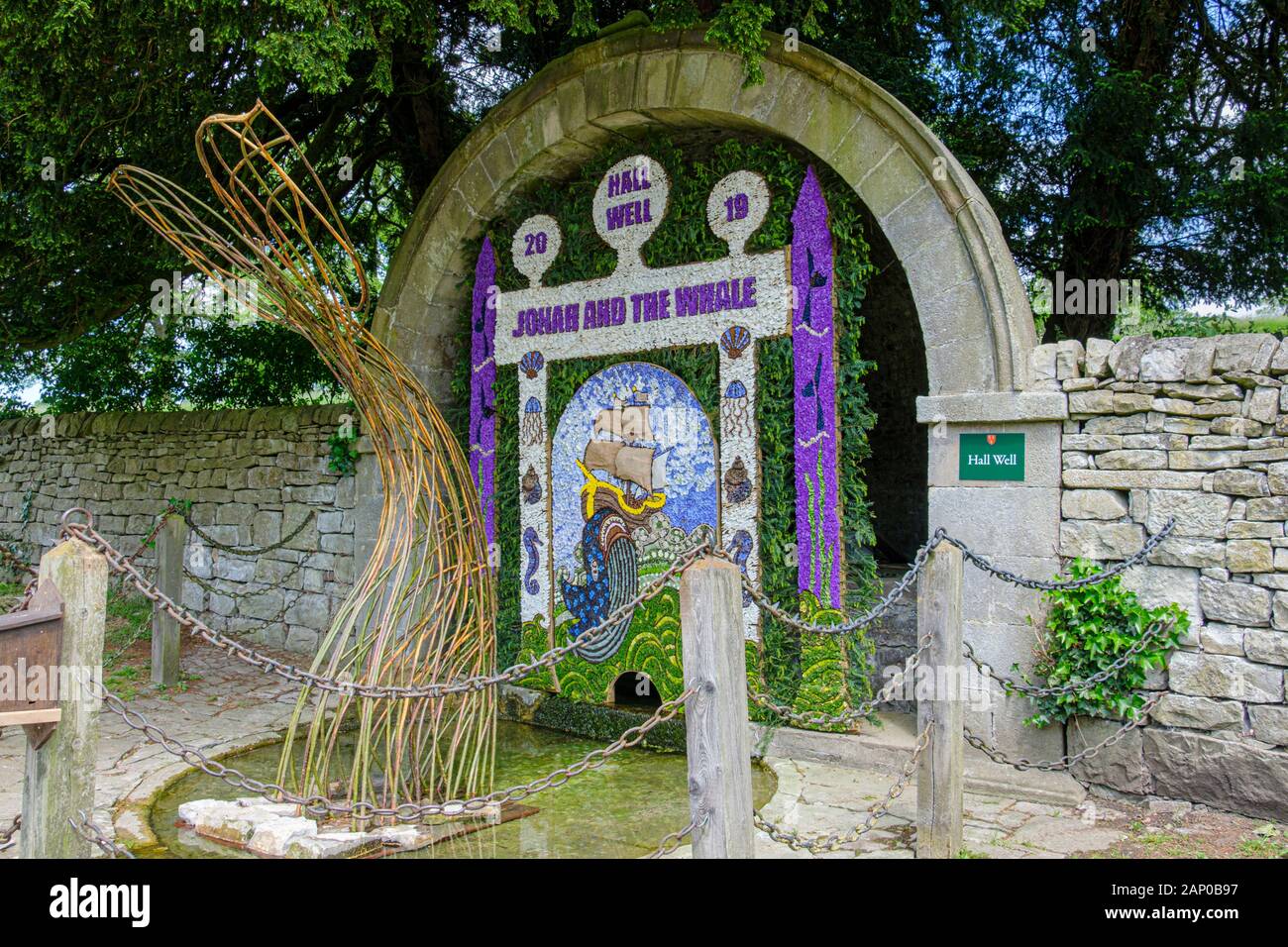 La vinaigrette de puits est une tradition Whitsuntide annuelle datant de centaines d'années et étroitement associée à Tissington et au Derbyshire Peak District. Banque D'Images