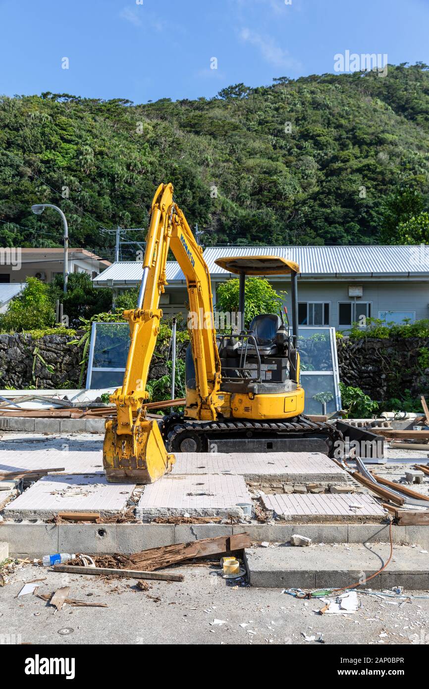 Komatsu PC30MR mini pelle hydraulique parmi les vestiges d'une maison démolie Banque D'Images