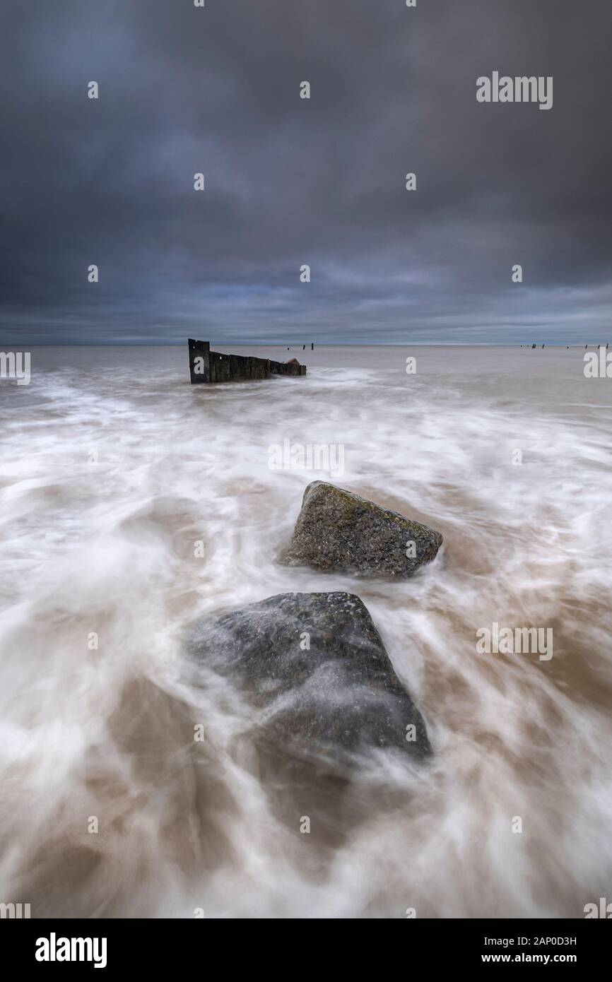 Défenses mer cassée sur la côte de Norfolk à Happisburgh. Banque D'Images