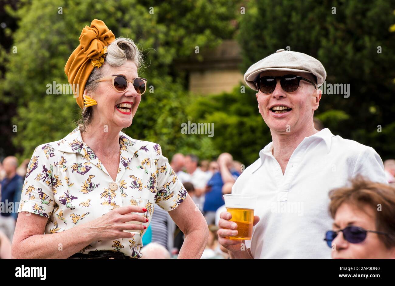 Couple wearing 1940 vêtements dans les jardins de la vallée sur 40 jours à Harrogate en Angleterre. Banque D'Images