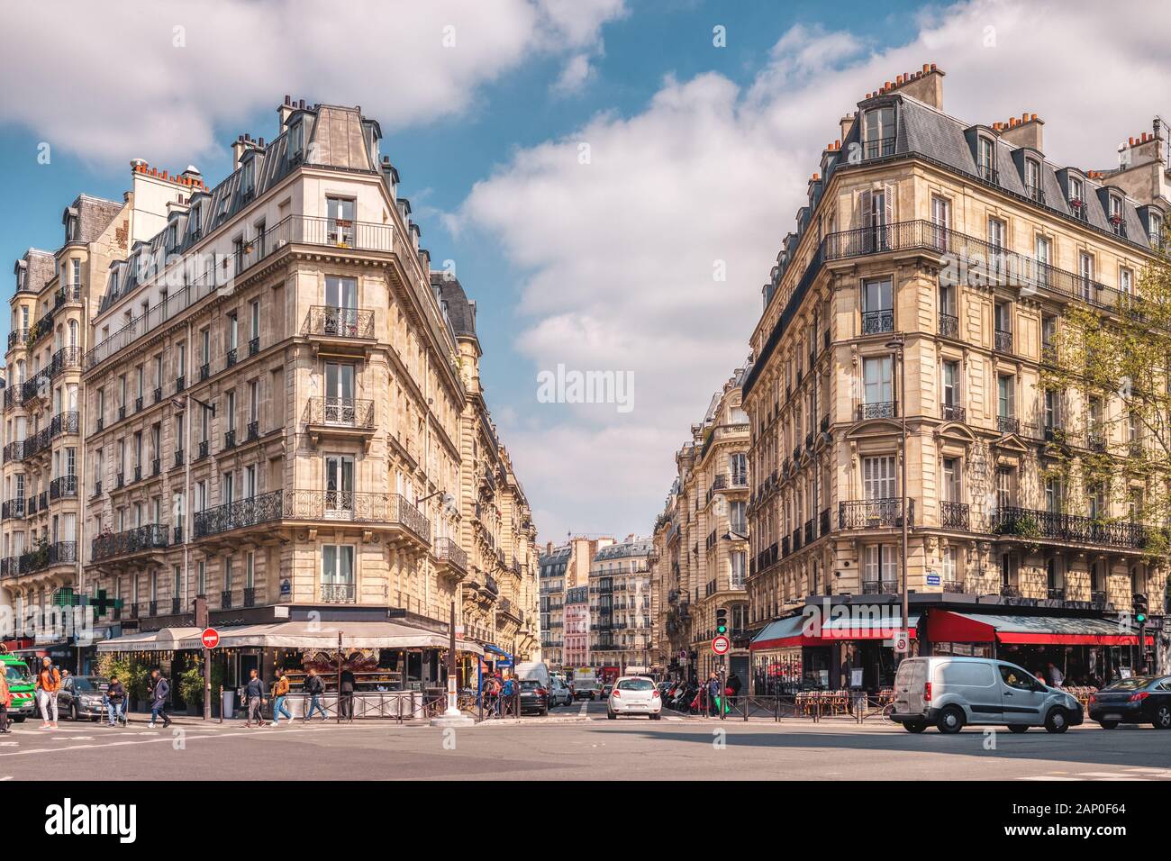 Rues de Paris, France avec leurs célèbres bâtiments et trafic pendant la journée. Banque D'Images
