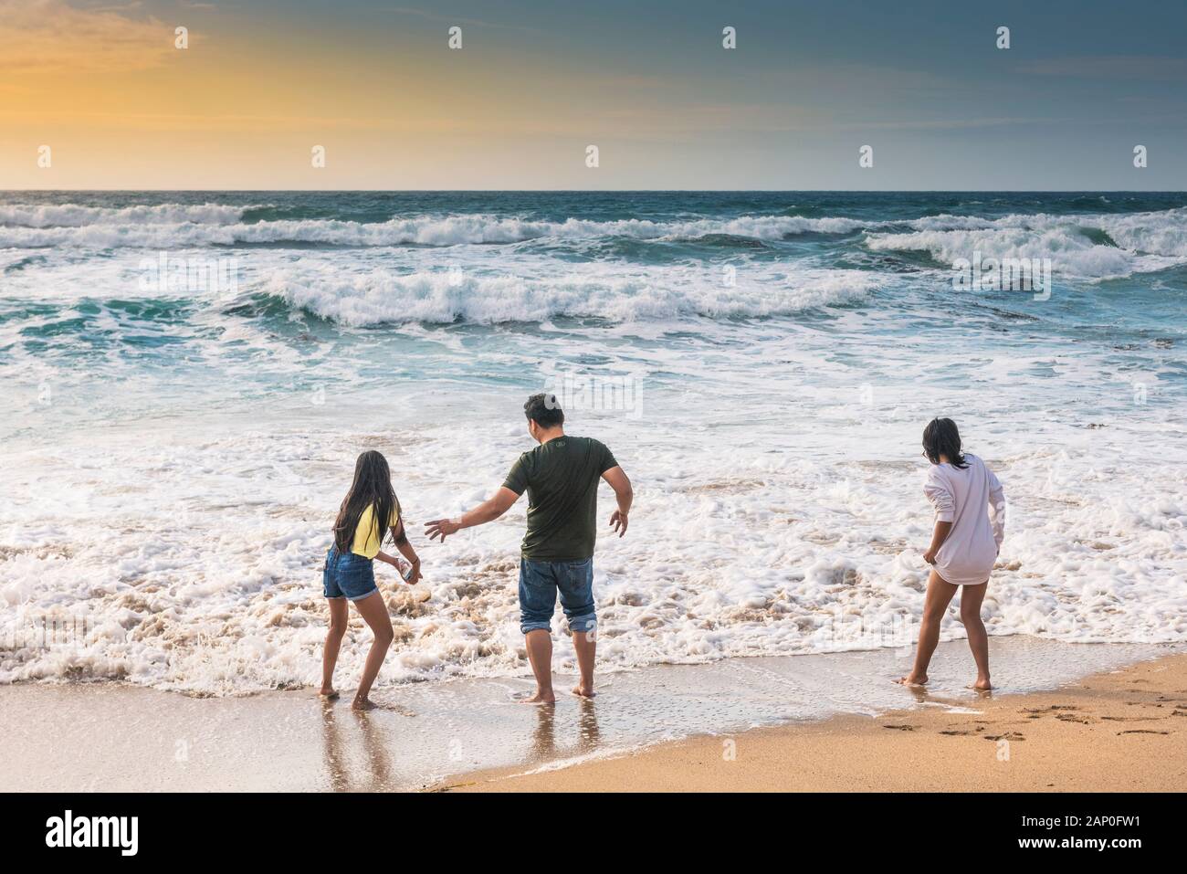 Les vacanciers s'amusant sur la plage de Fistral à Newquay en Cornouailles. Banque D'Images