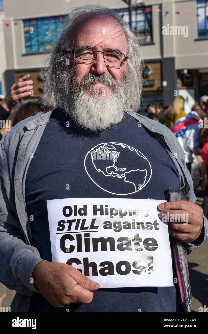Un homme mûr participant à la rébellion Extinction grève climatique à Truro, Ville Ville de Cornwall. Banque D'Images