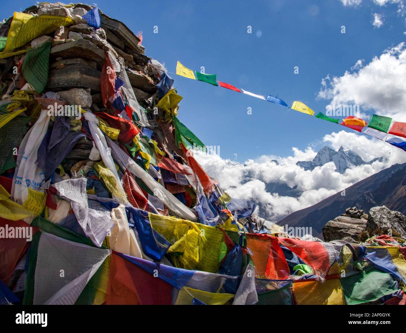 Drapeaux de prière dans les montagnes de l'Himalaya au Népal Banque D'Images