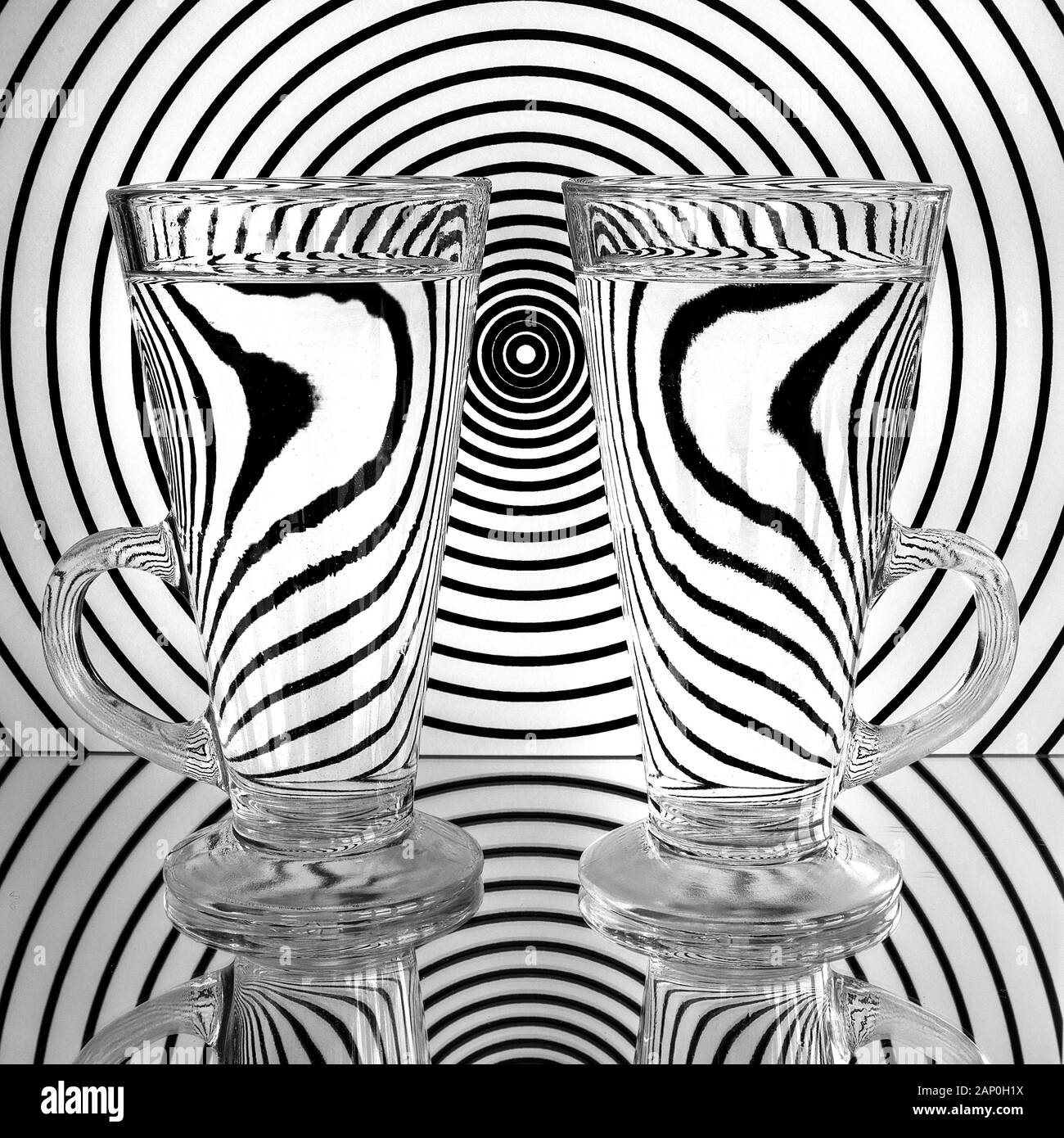 Une image pour démontrer les effets optiques dans le verre et l'eau à des fins artistiques et éducatives. Banque D'Images