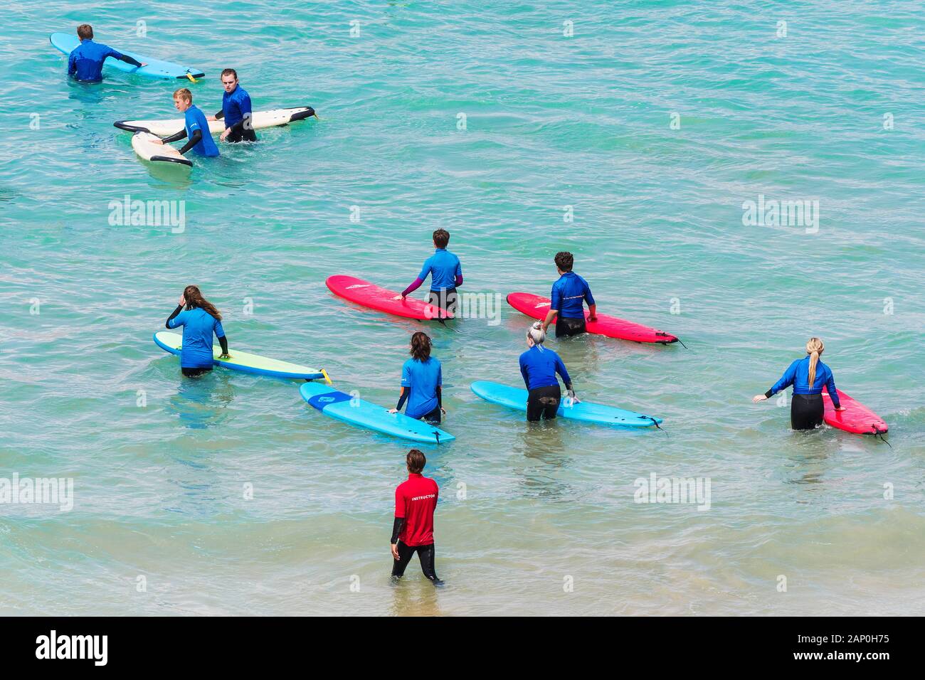 Les internautes novice de commencer une leçon de surf à Great Western Beach à Newquay en Cornouailles. Banque D'Images