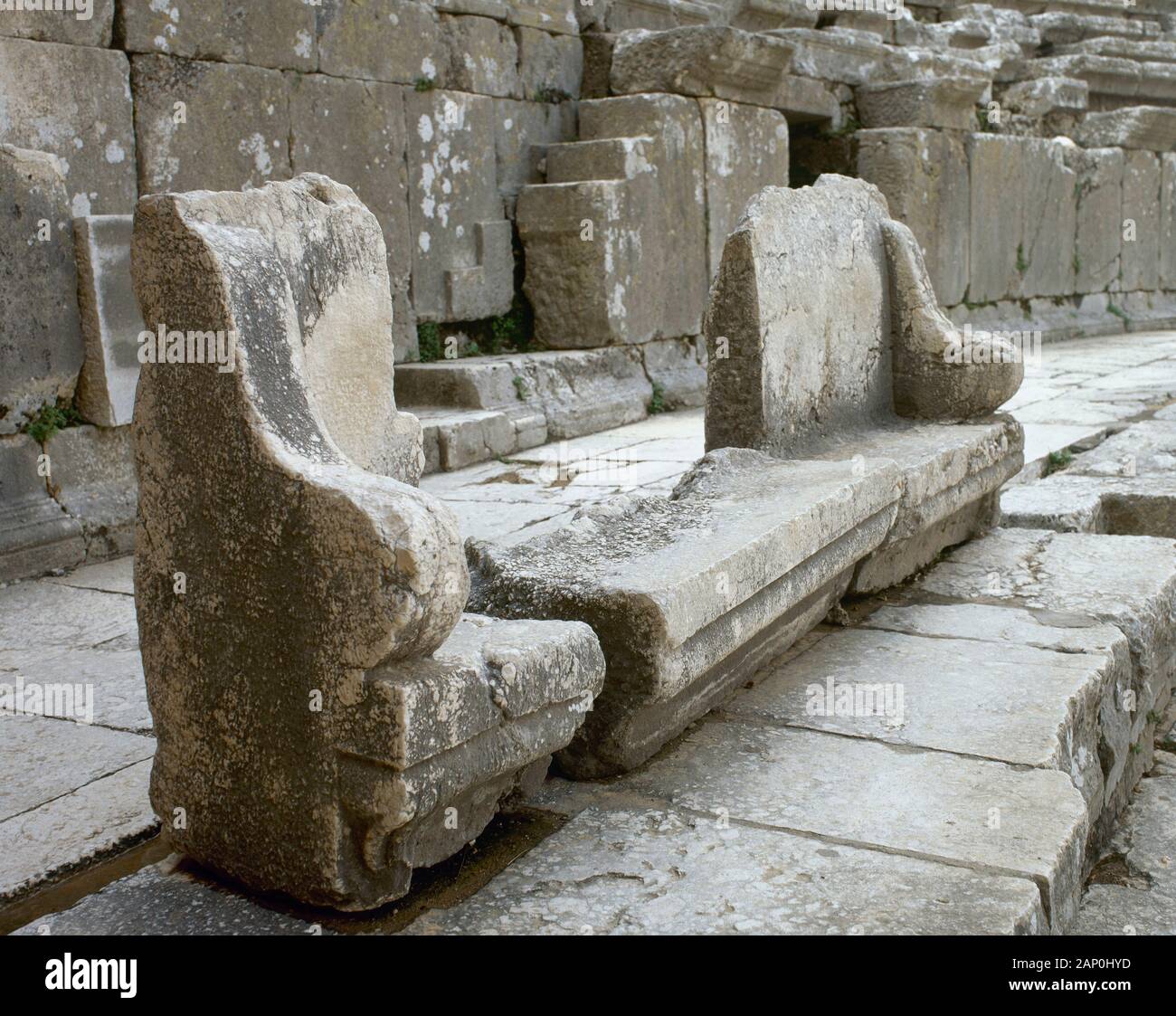 La Turquie. L'Anatolie. Aspendos. Ville gréco-romaine. Le théâtre. Époque Romaine. Il a été construit par l'architecte Zenon. 2e siècle. Sièges sculptés en marbre (proedria) dans la cavea, Ima réservé pour les échelons supérieurs de la société. Banque D'Images