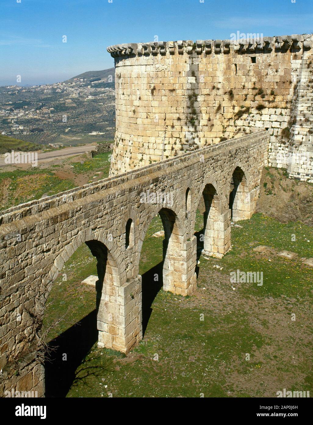 République arabe syrienne. Krak des Chevaliers. Château des croisés, sous le contrôle de Chevaliers Hospitaliers (1142-1271) pendant les croisades en Terre sainte, est tombé en contrôle Arabe au 13e siècle. Vue sur le pont-aqueduc en forme qui alimentait en eau la citerne. Photo prise avant la guerre civile en Syrie. Banque D'Images