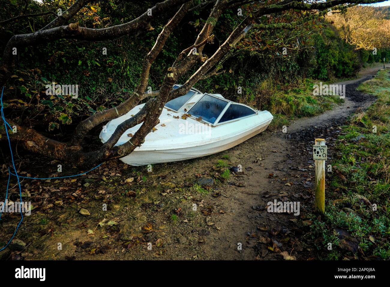 Un petit bateau abandonné à marée basse sur l'estuaire Gannel à Newquay en Cornouailles. Banque D'Images