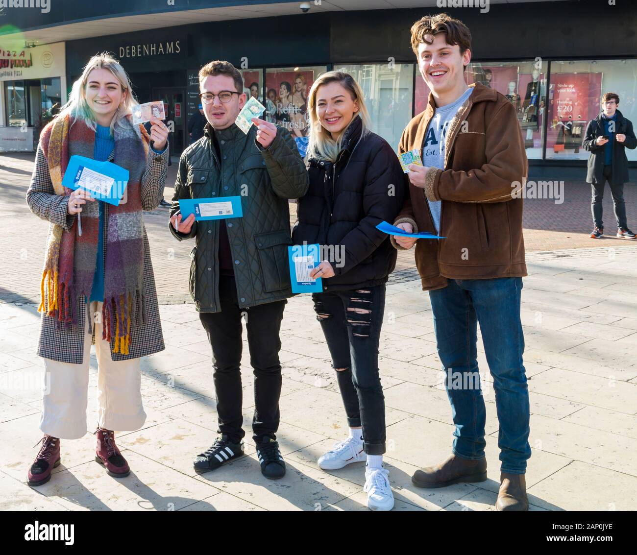 Bournemouth, Dorset, Royaume-Uni. Lundi 20 janvier 2020. Le site Quidco.com de cashback donne un total de 10 000 £ dans 10 villes britanniques pendant la journée, y compris Bournemouth, pour encourager les passants le lundi bleu, considéré comme le jour le plus déprimant de l'année. Les enveloppes distribuées contiennent 5 £, 10 £, 20 £, 50 £ de notes ou des cartes à gratter. Tout est allé en moins de 5 minutes, mais a éclairci la journée pour ceux qui ont la chance de les recevoir! Crédit: Carolyn Jenkins/Alay Live News Banque D'Images