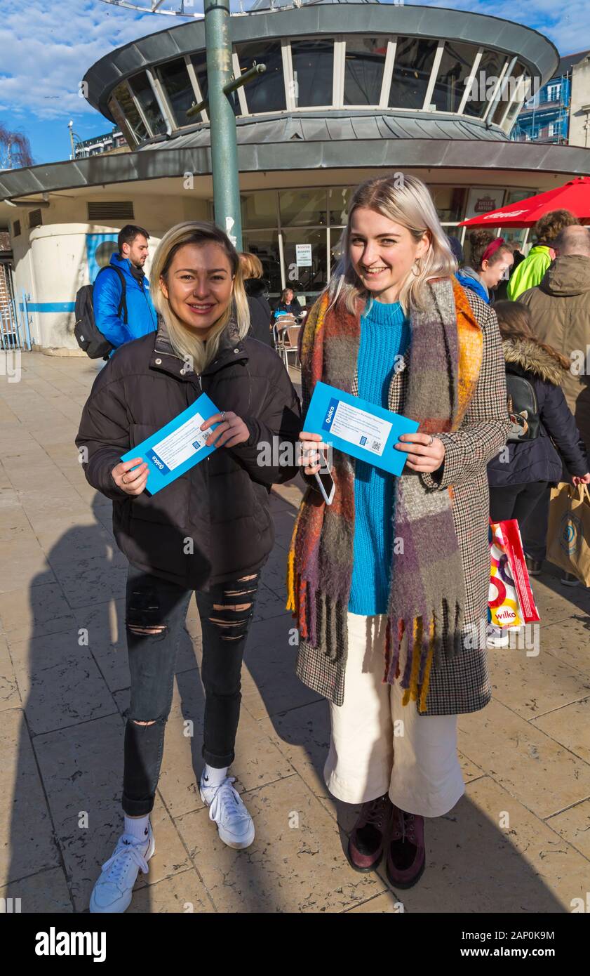 Bournemouth, Dorset, Royaume-Uni. Lundi 20 janvier 2020. Le site Quidco.com de cashback donne un total de 10 000 £ dans 10 villes britanniques pendant la journée, y compris Bournemouth, pour encourager les passants le lundi bleu, considéré comme le jour le plus déprimant de l'année. Les enveloppes distribuées contiennent 5 £, 10 £, 20 £, 50 £ de notes ou des cartes à gratter. Tout est allé en moins de 5 minutes, mais a éclairci la journée pour ceux qui ont la chance de les recevoir! Crédit: Carolyn Jenkins/Alay Live News Banque D'Images