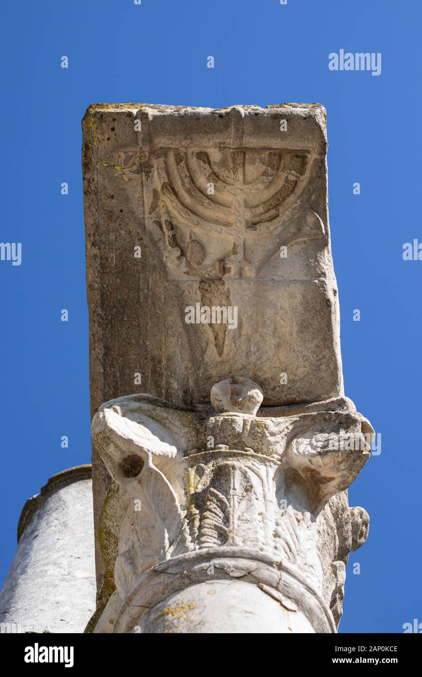 Rome. L'Italie. Ostia Antica. Vestiges de la Synagogue, ca. mi 1er siècle de notre ère. Détail d'un candélabre à sept branches (menorah) sur une colonne de secours e Banque D'Images