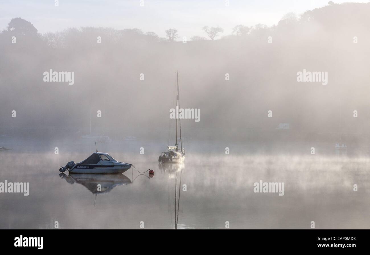 Drake's Pool, Crosshaven, co Cork, Irlande. Le 20 janvier, 2020.bateaux amarrés sur un brouillard calme matin de janvier dans la région de Drake's Pool, Crosshaven, co Cork, Irlande. - Crédit ; David Creedon / Alamy Live News Banque D'Images