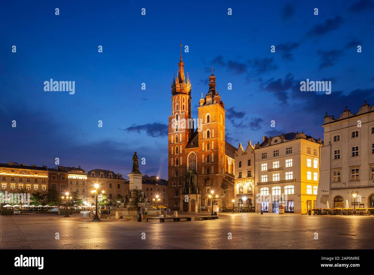 L'aube sur la place du marché dans la vieille ville de Cracovie. Banque D'Images