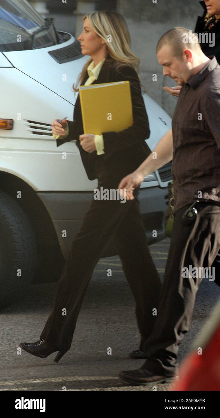 Heather Mills de quitter la haute cour de Londres le deuxième jour de l'audience de son divorce, Sir Paul McCartney en 2008. Banque D'Images