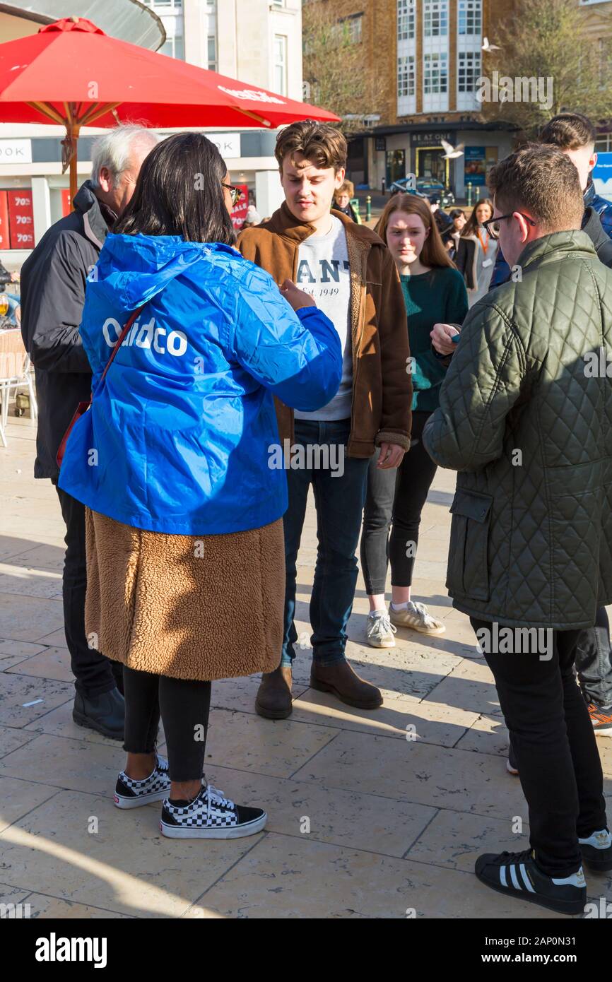 Bournemouth, Dorset, Royaume-Uni. Lundi 20 janvier 2020. Le site Quidco.com de cashback donne un total de 10 000 £ dans 10 villes britanniques pendant la journée, y compris Bournemouth, pour encourager les passants le lundi bleu, considéré comme le jour le plus déprimant de l'année. Les enveloppes distribuées contiennent 5 £, 10 £, 20 £, 50 £ de notes ou des cartes à gratter. Tout est allé en moins de 5 minutes, mais a éclairci la journée pour ceux qui ont la chance de les recevoir! Crédit: Carolyn Jenkins/Alay Live News Banque D'Images