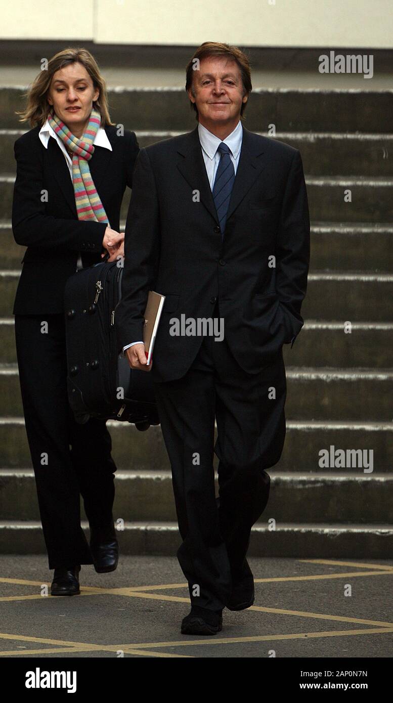 Sir Paul McCartney laissant la haute cour de Londres le deuxième jour de son audience de divorce épouse Heather Mills en 2008. Banque D'Images