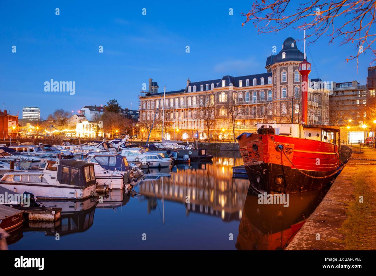 La nuit tombe au Bristol Harbour, en Angleterre. Banque D'Images