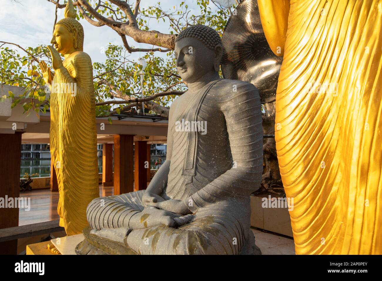 Seema Malakaya de statues dans le lac Bere, Colombo, Sri Lanka Banque D'Images